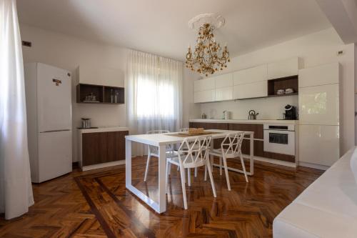 a kitchen with a table and chairs and a chandelier at La Principessa Nera B&B in Ostra