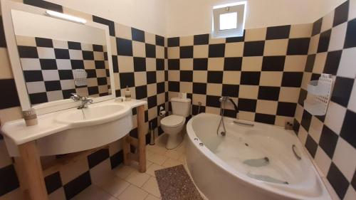 un bagno con lavandino, vasca e WC di White Manolia Cottage a Kato Korakiana