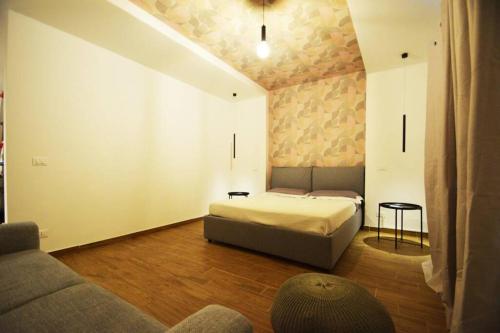 una camera con letto e divano di Scalia House appartamento via Atenea Agrigento a Agrigento