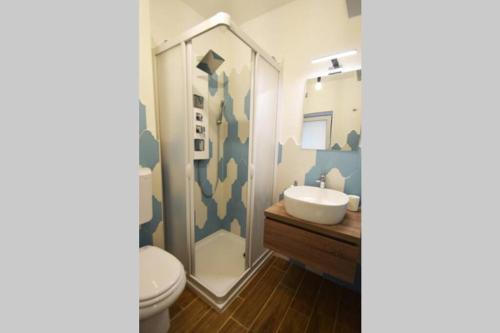e bagno con lavandino, servizi igienici e doccia. di Scalia House appartamento via Atenea Agrigento a Agrigento