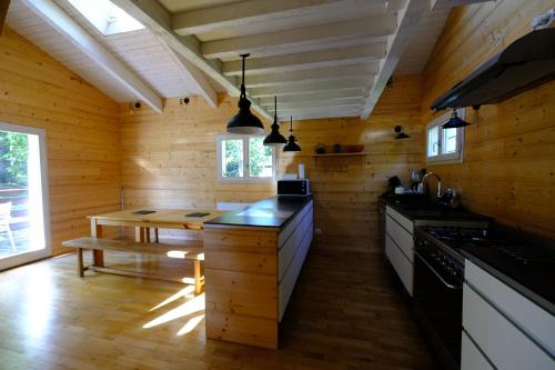 uma cozinha com paredes de madeira e piso de madeira em Chalet des Bruyeres em Lans-en-Vercors