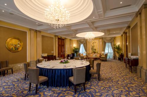una gran sala de banquetes con mesa y sillas en Shanghai Fenyang Garden Boutique Hotel, en Shanghái