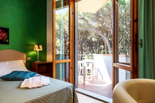 Hotel Parco dei Pini tesisinde bir odada yatak veya yataklar