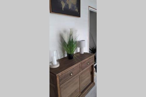 un salon avec une commode et un miroir dans l'établissement Le Cocoon - 2mn gare SNCF, hyper centre, WIFI-NETFLIX, à Niort