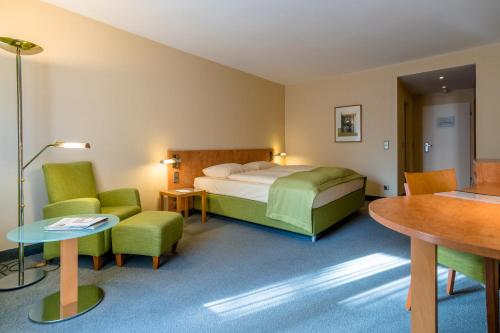 Postel nebo postele na pokoji v ubytování Schlosspark Hotel