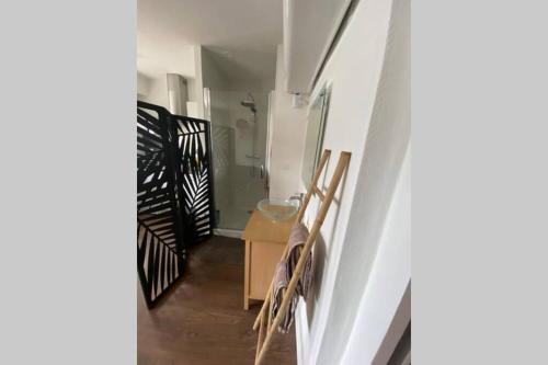 Cette chambre est dotée d'un escalier et d'un couloir avec une rampe d'escalier. dans l'établissement Le 13 du temple - plein coeur centre ville, résidence privée, 5mn gare Sncf, WIFI et Netflix, à Niort