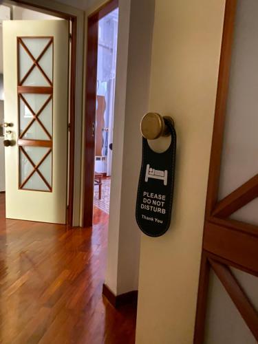 a doorhandle with a bag hanging on a wall at Archè in Salerno