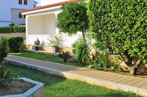 Κήπος έξω από το Apartmani B&S