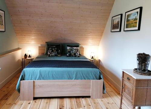 ein Schlafzimmer mit einem Bett im Dachgeschoss in der Unterkunft B&B Lekker Buiten in Stratendries