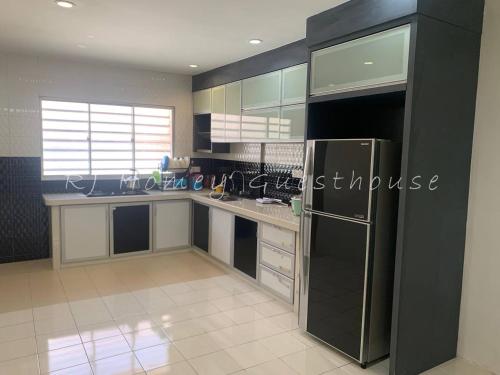 Dapur atau dapur kecil di RJ Homey Guesthouse