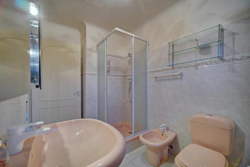 een badkamer met een wastafel, een toilet en een douche bij SUPERBE DUPLEX IDEALEMENT SITUE PROCHE PLAGES AVEC GRANDE TERRASSE VUE PORT !l A1B59 in Cannes