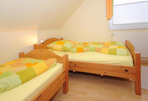 ダンケルンにあるFerienhaus "Nico"の二段ベッド2組が備わる客室です。