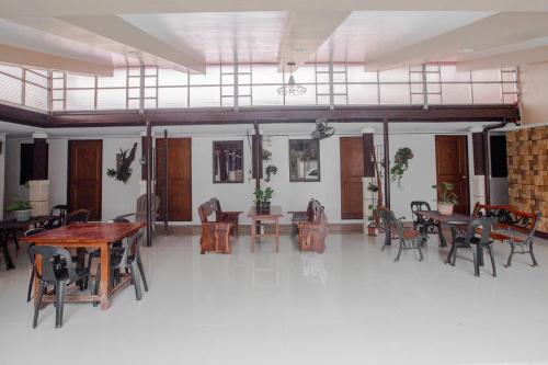 uma grande sala com mesas e cadeiras em OYO 741 Sierra Travellers Inn em Tagaytay