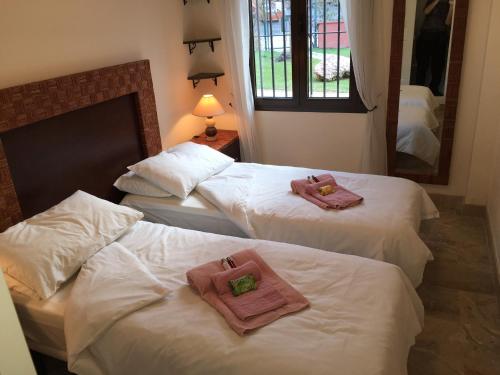 Cama o camas de una habitación en Beautiful 2-Bed Bathrooms Estepona Apartment