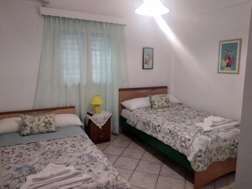Ένα ή περισσότερα κρεβάτια σε δωμάτιο στο Elafonisos: Two storey house on the sea front