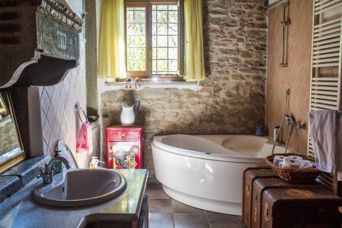 ห้องน้ำของ Tuscan hills near Florence - stone house