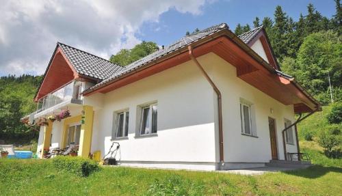 a small white house with a brown roof at Willa Teresa in Karpacz