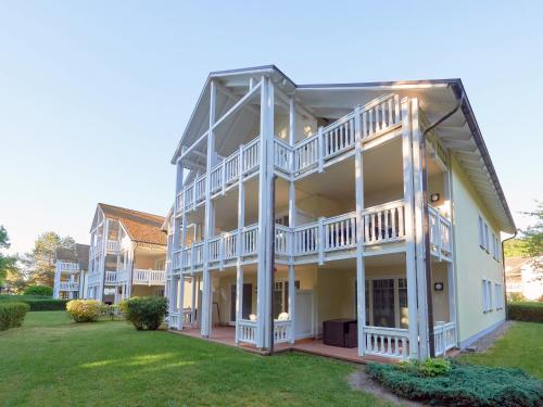 un gran edificio blanco con un gran patio en Dünenpark Binz - WG 40 "Strandgut", en Binz