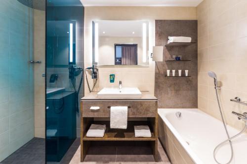 Bathroom sa Park Inn by Radisson Neumarkt