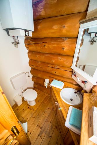an overhead view of a bathroom with a toilet and sink at Hotel Gut Schöneworth in Freiburg - Elbe