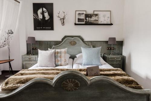 ein Schlafzimmer mit einem großen Bett mit zwei Nachttischen in der Unterkunft Sommers Hotel Altes Posteck in Reichenbach im Vogtland