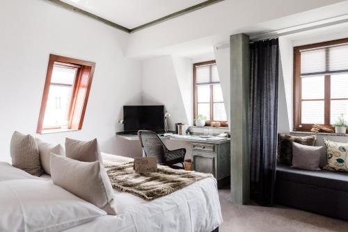a bedroom with a bed and a desk and a couch at Sommers Hotel Altes Posteck in Reichenbach im Vogtland