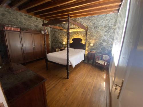 Casa Celestino في سانتا كروث دي لا بالما: غرفة نوم مع سرير مظلة في غرفة
