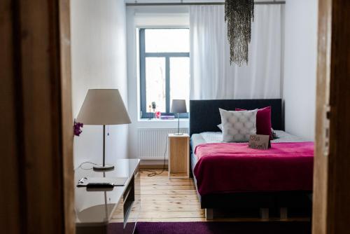 a bedroom with a bed and a table and a window at Sommers Hotel Altes Posteck in Reichenbach im Vogtland