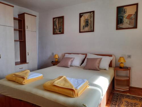 Un pat sau paturi într-o cameră la Romantic coastal house in old town of Novi Vinodolski
