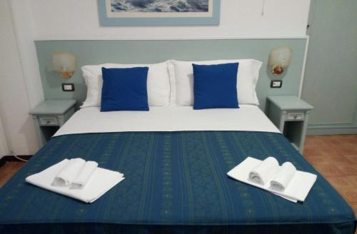 En eller flere senge i et værelse på Hotel Mercede 2