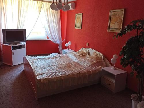 A bed or beds in a room at Hotel Słupsk