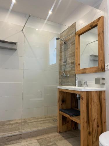 a bathroom with a sink and a shower at AlquilaEasy Windsor in Benalmádena