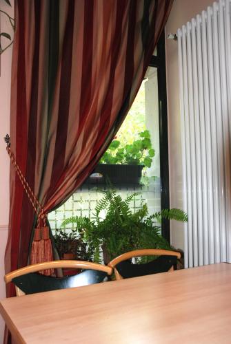 a table with two chairs and a curtain at Hôtel Transcontinental in Paris