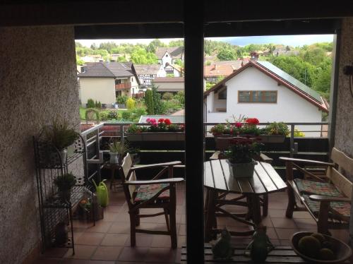 Habitación con vistas a un balcón con mesa y sillas. en Landgasthof zum Wiesengrund, en Hünfeld