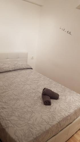 uma cama com uma toalha por cima em MariBlau em Platja d'Aro