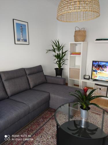 uma sala de estar com um sofá e uma mesa em La Casita Blanca em El Astillero