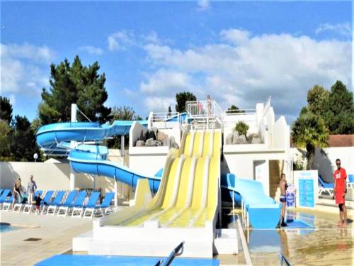 - un toboggan aquatique dans une piscine avec des personnes y séjournant dans l'établissement Mobil Home 2 chambres, à Saint-Jean-de-Monts