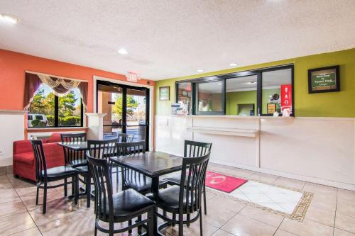 Gambar di galeri bagi Econo Lodge Atlanta Airport East di Forest Park