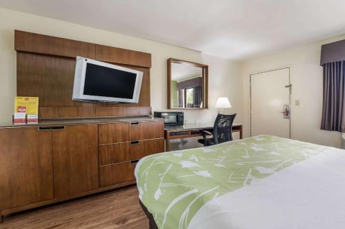 Televisyen dan/atau pusat hiburan di Econo Lodge Atlanta Airport East