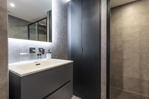une salle de bain avec un lavabo et une douche dans l'établissement 10 SEGURANE - Magnifique Studio Mezzanine - Port de Nice, à Nice