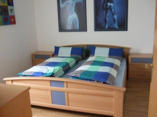 Säng eller sängar i ett rum på Ferienwohnung am Neuseenland