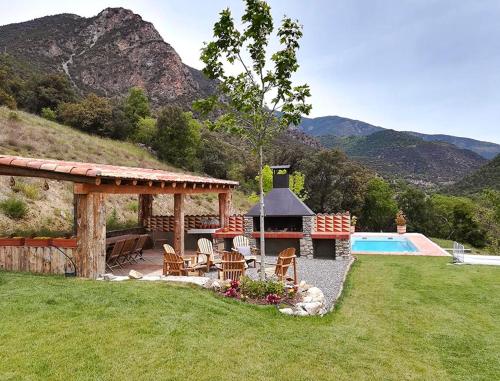 un cortile con gazebo e piscina di El Mas de Sant Vicenç - apartamentos rurales ad Arsèguel