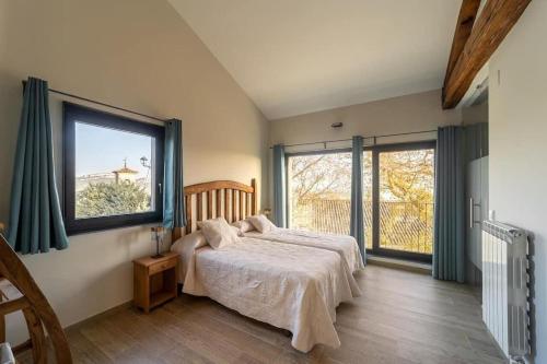 1 dormitorio con cama y ventana grande en CASA SARTZALETA-Navarra-España, en Aramendía