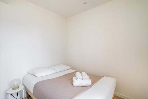 Een bed of bedden in een kamer bij Les Carmélites - Appartements dans l'hyper-centre de Rennes