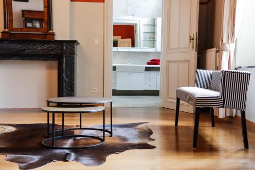 a living room with a table and two chairs at Domaine Mielmont in Mazy