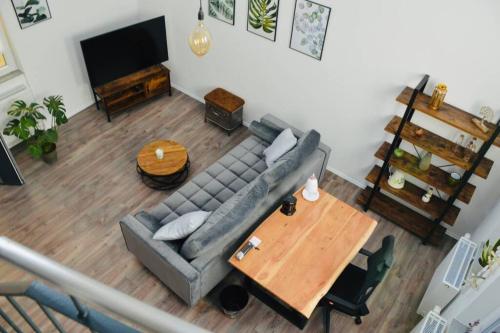an overhead view of a living room with a couch and a table at Ganze Wohnung - schönes und helles Loft in Kreuzau in Kreuzau