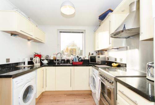 A kitchen or kitchenette at Aberdeen Quiet City Apartment, Ferryhill