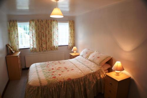 เตียงในห้องที่ Converted Outbuildings - Penlon Cottage