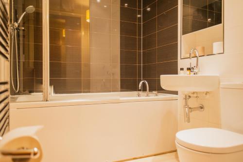 A bathroom at One Bed Serviced Apartment Moorgate