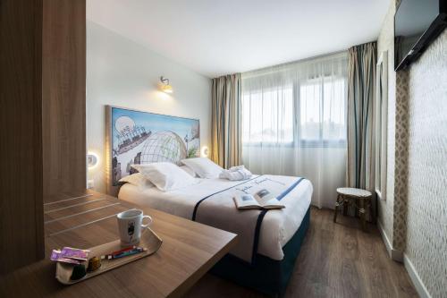 Postel nebo postele na pokoji v ubytování Hôtel Jules Verne Biarritz